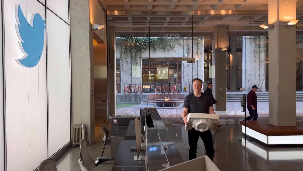 Elon Musk carrying a sink as he enters the Twitter headquarters